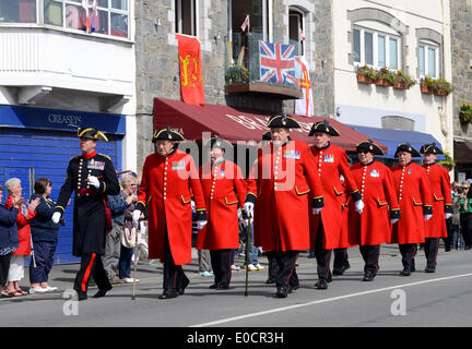 Saint Peter Port, Guernsey. 9. Mai 2014. Heute zwingt Marken der 69. Jahrestag der Befreiung von Guernsey, Channel Islands von Deutschen besetzt am Ende des zweiten Weltkrieges. Die Befreiung Kirche Parade in Saint Peter Port wurde unter dem Kommando von großen Bob Platz MBE TD und war eines der größten in den letzten Jahren mit Darstellung von der Royal Navy, die Ghurkas und das Royal Hospital Chelsea Rentner. Bildnachweis: Robert Smith/Alamy Live-Nachrichten Stockfoto