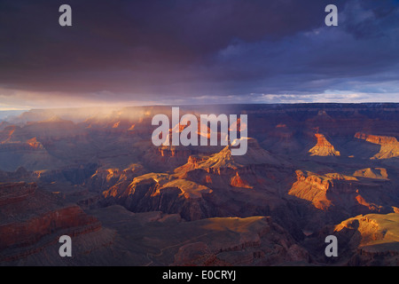 Blick vom Mather Point über den Grand Canyon bei Sonnenuntergang, South Rim, Grand Canyon National Park, Arizona, USA, Amerika Stockfoto