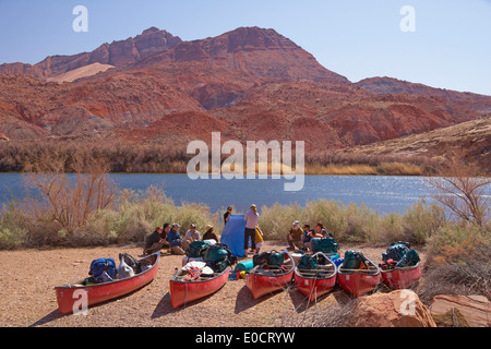 Personen und Kanus am Ufer des Colorado River, Kanu, Lees Ferry, Marble Canyon, Arizona, USA, Amerika Stockfoto