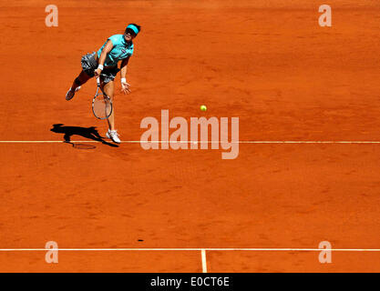 Madrid, Spanien. 9. Mai 2014. Chinas Li Na dient dazu, Maria Sharapova Russlands im Dameneinzel Viertelfinale bei den Madrid Open Tennisturnier in Madrid, die Hauptstadt von Spanien, am 9. Mai 2014. Sharapova gewann 2: 1. Bildnachweis: Xie Haining/Xinhua/Alamy Live-Nachrichten Stockfoto