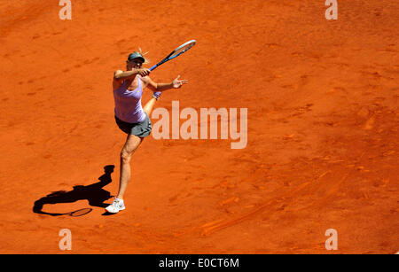 Madrid, Spanien. 9. Mai 2014. Maria Sharapova Rußland wieder ein Schuss in Chinas Li Na im Dameneinzel Viertelfinale bei den Madrid Open Tennisturnier in Madrid, die Hauptstadt von Spanien, am 9. Mai 2014. Sharapova gewann 2: 1. Bildnachweis: Xie Haining/Xinhua/Alamy Live-Nachrichten Stockfoto