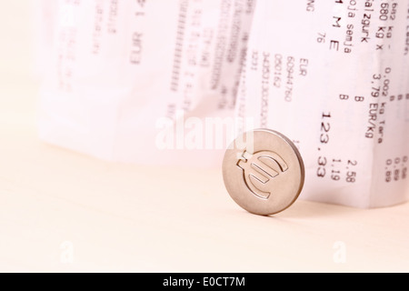 Euro-Münz-Symbol rollten Rechnungen im Hintergrund, Nahaufnahme Stockfoto