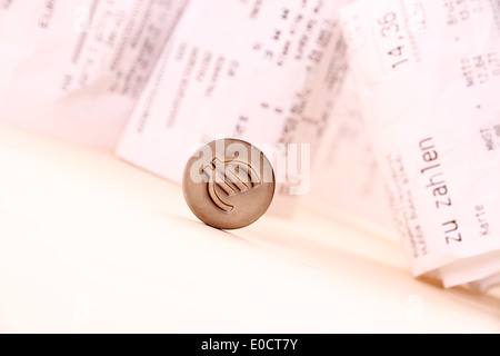 Euro-Symbol rollten Rechnungen im Hintergrund, Nahaufnahme Stockfoto