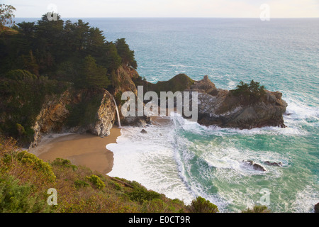 Blick auf den Wasserfall an der Pazifikküste, Julia Pfeiffer Burns State Park, Kalifornien, USA, Amerika Stockfoto