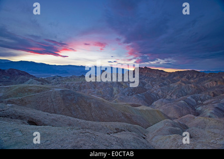 Zabriskie Point im Death Valley in den Abend, Panamint Berge, Death Valley Nationalpark, Kalifornien, USA, Amerika Stockfoto