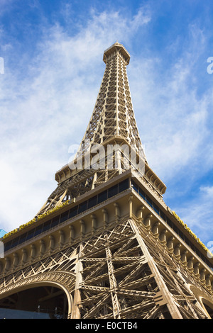 Eiffel Tower unter Sonnenschein und blauer Himmel Stockfoto