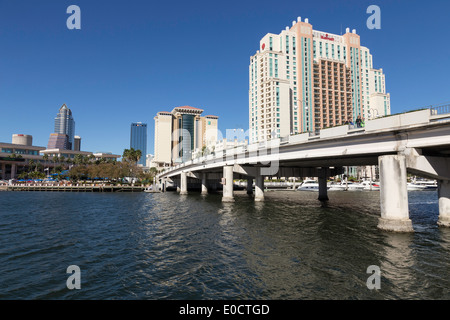 Downtown Marriott Hotel in Tampa Skyline, Brücke, Hafeninsel und Hillsborough River, Tampa, FL Stockfoto