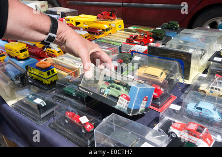 Modell Spielzeug-Autos zum Verkauf auf einem Markt in Marseillan im Languedoc, Südfrankreich. Stockfoto