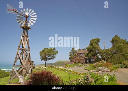 Westernmill vor Holzhaus mit Garten am Navarro, Mendocino, Kalifornien, USA, Amerika Stockfoto