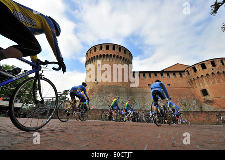 Dozza-Schloss in der Nähe von Imola mit Radfahrern, Emilia-Romagna, Italien Stockfoto