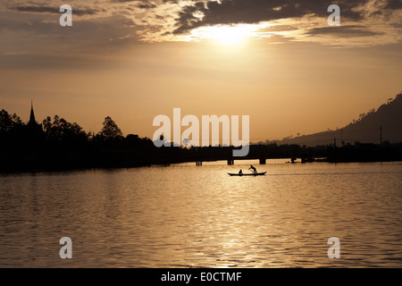 Boot bei Sonnenuntergang in Kampot am Fluss Prek Thom, Kampot Provinz, Kambodscha, Asien Stockfoto