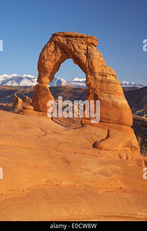 Delicate Arch, La Sal Mountains, Arches-Nationalpark, Utah, USA, Amerika Stockfoto
