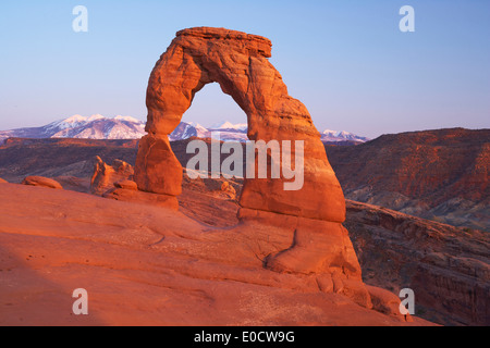 Sonnenuntergang am Delicate Arch, La Sal Mountains, Arches-Nationalpark, Utah, USA, Amerika Stockfoto