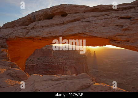 Sonnenaufgang am Mesa Arch, Insel in den Himmel, Canyonlands National Park, Utah, USA, Amerika Stockfoto