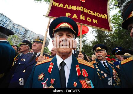 Odessa, Ukraine. 9. Mai 2014. Hunderte von Veteranen und ihre Familien versammeln sich im Schvchenko Park während Victory Day Feierlichkeiten. Tag des Sieges markiert die Kapitulation Nazi-Deutschlands auf die Sowjetunion im zweiten Weltkrieg. Auch bekannt als der große vaterländische Krieg. Bildnachweis: Gail Orenstein/ZUMAPRESS.com/Alamy Live-Nachrichten Stockfoto