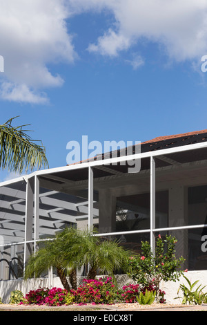 Luxus-Kanal vorne Wohnhaus mit im Pool-Deck, Punta Gorda, Florida, USA gezeigt Stockfoto