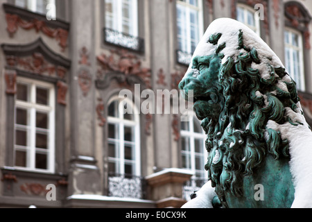 Schneebedeckte Lion Bronze-Statue vor der Residenz, Feldherrnhalle, Odeonsplatz, München, Upper Bavaria, Bavaria, Germany Stockfoto