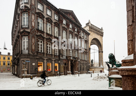 Feldherrnhalle, Odeonsplatz und Löwe Statue, Radfahrer in der Nacht in Schneeverwehungen, München, Bayern, Deutschland Stockfoto