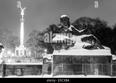 Engel des Friedens hinter Pfalz-Statue und Luitpold Brücke in der Nacht und Schneewehe, München, Upper Bavaria, Bavaria, Germany Stockfoto