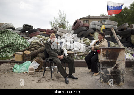 Donezk, Ukraine. 9. Mai 2014. Eine Russisch-sprechenden Veteran aus dem zweiten Weltkrieg mit seiner Frau kurz vor dem 9. Mai Siegesparade in Donezk, Ostukraine gesehen. Das diesjährige Parade, feiert die Sowjetunion den Sieg über Deutschland im 2. Weltkrieg, fand inmitten wachsender Spannungen im Osten der Ukraine, wo eine wachsende pro-russische Bewegung hat Dutzende von Regierungsgebäude besetzt und halten ein Referendum zur Abspaltung aus dem Land und möglicherweise der Russischen Föderation beitreten will. Bildnachweis: Tali Mayer/NurPhoto/ZUMAPRESS.com/Alamy Live-Nachrichten Stockfoto