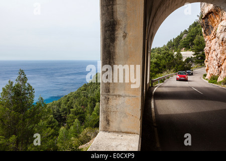 Zwei Autos Straßentunnel Küste am Mittelmeer, Estellencs, Mallorca, Spanien Stockfoto