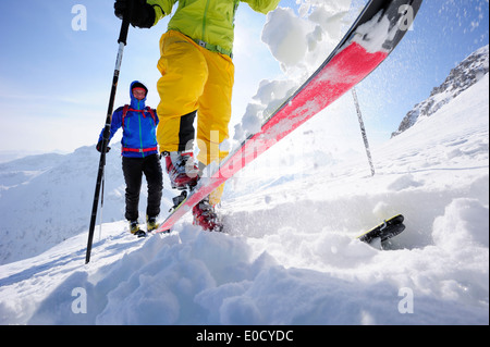 Zwei Langläufer zum Mount Sulzspitze, Tannheimer Berge, Allgäuer Alpen, Tirol, Österreich Stockfoto