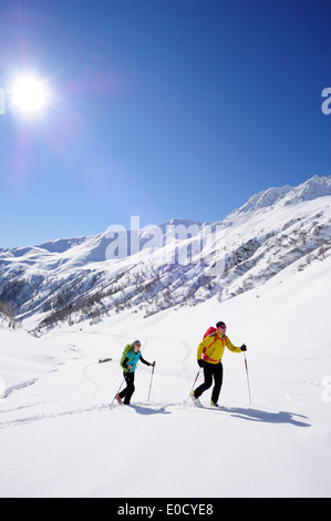 Zwei Langläufer zum Mount Kreuzspitze, Osttirol, Tirol, Österreich Stockfoto