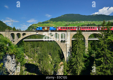 Rhätische Bahn überfahren von Solis-Viadukt, Solis-Viadukt, Rhätische Bahn, Albulabahn, UNESCO World Heritage Site Rhätischen Ra Stockfoto