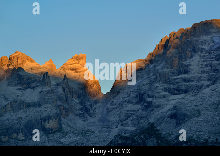 Blick auf Brenta Palette mit Cima Sella und Cima Brenta oberhalb der alpine Hütte Rifugio Tuckett, Brenta Bereich, Trentino, UNESCO-Welt Stockfoto