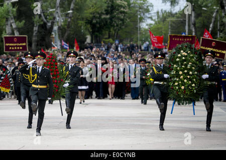 Odessa, Ukraine. 9. Mai 2014. Vorwärts marschieren Soldaten im Parade-Uniformen das Grab des unbekannten Soldaten während Victory Day Feierlichkeiten in Odessa, Ukraine, Freitag, 9. Mai 2014. Odessa wurde letzte Woche durch Zusammenstöße zwischen prorussischen Kräften und Unterstützer der Zentralregierung, die fast 50 Menschen tot verließ erschüttert. (Zacharie Scheurer) Bildnachweis: Zacharie Scheurer/NurPhoto/ZUMAPRESS.com/Alamy Live-Nachrichten Stockfoto