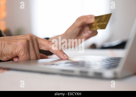 Reife Frauen Laptop Closeup Hände Plastikkarte Shop im Haus Stockfoto