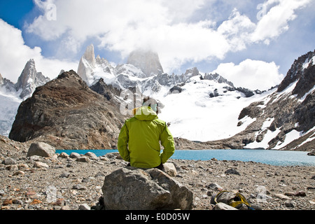 Mann mit Blick auf die Laguna de Los Tres Fitz-Roy-massiv, El Chalten, Patagonien, Argentinien Stockfoto