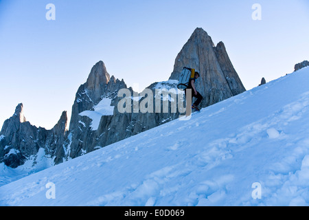 Mann, aufsteigend zum Hochlager auf Passo Superior, Fitz-Roy-massiv, El Chalten, Patgonia, Argentinien Stockfoto