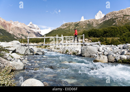 Man überquert eine Holzbrücke über einen Gletscherbach, Fitz Roy, El Chalten, Patagonien, Argentinien Stockfoto