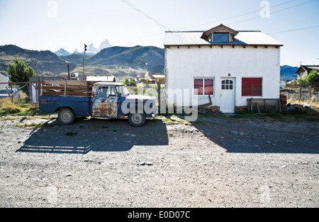 Alter Lkw in der Nähe ein Haus, El Chalten, Fitz Roy in Hintergrund, Santa Cruz, Patagonien, Argentinien Stockfoto