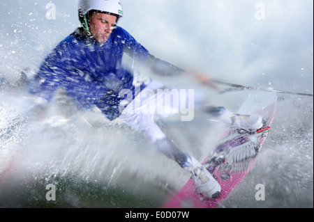 Junger Mann auf einem Wakeboard Surfen, Wakeboarden am Neubeurer See sehen, Neubeuern, Rosenheim, Upper Bavaria, Bavaria, Germany Stockfoto