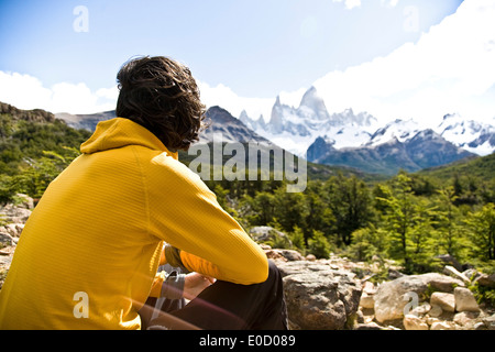 Mann sucht am Fitz-Roy-massiv, El Chalten, Patagonien, Argentinien Stockfoto