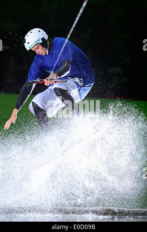 Junger Mann auf einem Wakeboard Surfen, Wakeboarden am Neubeurer See sehen, Neubeuern, Rosenheim, Upper Bavaria, Bavaria, Germany Stockfoto