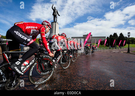 Belfast, Nordirland. 9. Mai 2014. Fahrer aus dem Team Lotto-Belisol pass Nordirlands Parlamentsgebäude, Stormont, während des Trainings für die Team-Zeitfahren &amp; Auftaktetappe der Giro d ' Italia. Bildnachweis: Action Plus Sport Bilder/Alamy Live News Stockfoto