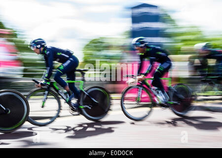 Belfast, Nordirland. 9. Mai 2014. Fahrer aus dem Movistar Team Klettern Prince Of Wales Avenue in Stormont Estate während des Trainings für die Team-Zeitfahren &amp; Auftaktetappe der Giro d ' Italia. Bildnachweis: Action Plus Sport Bilder/Alamy Live News Stockfoto