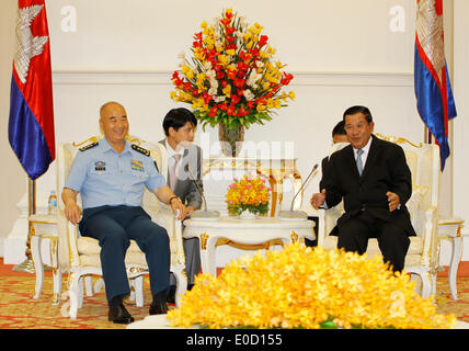 Phnom Penh, Kambodscha. 8. Mai 2014. Xu Qiliang (L, vorn), stellvertretender Vorsitzender der zentralen Militärkommission Chinas zu besuchen, trifft sich mit kambodschanischen Premierminister Hun Sen (R, vorne) in Phnom Penh, Kambodscha, 8. Mai 2014. © Sovannara/Xinhua/Alamy Live-Nachrichten Stockfoto