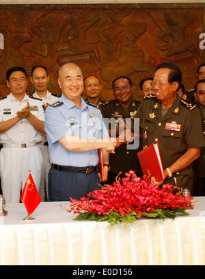 Phnom Penh, Kambodscha. 9. Mai 2014. Xu Qiliang (L, vorn), Besuch stellvertretender Vorsitzender der China der zentralen Militärkommission, schüttelt Hände mit kambodschanischen stellvertretender Ministerpräsident und Verteidigungsminister Tea Banh (R, vorne) während einer feierlichen Unterzeichnung in Phnom Penh, Kambodscha, 9. Mai 2014. © Sovannara/Xinhua/Alamy Live-Nachrichten Stockfoto