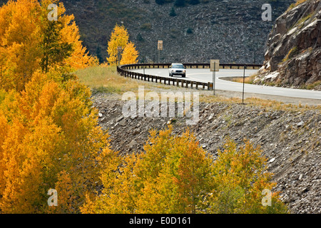 Auto auf der Million Dollar Highway (US 550) und Espen in Farben des Herbstes, in der Nähe von Molas Pass, San Juan Mountains, Colorado USA Stockfoto