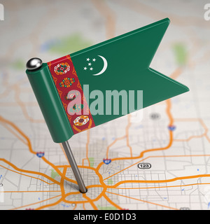 Turkmenistan kleine Flagge auf einem Kartenhintergrund. Stockfoto
