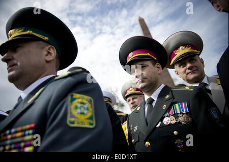 Odessa, Ukraine. 9. Mai 2014. Soldaten in Uniformen der Parade marschieren vor dem Grab des unbekannten Soldaten während Victory Day Feierlichkeiten in Odessa, Ukraine, Freitag, 9. Mai 2014. Odessa wurde letzte Woche durch Zusammenstöße zwischen prorussischen Kräften und Unterstützer der Zentralregierung, die fast 50 Menschen tot verließ erschüttert. (Zacharie Scheurer) Bildnachweis: Zacharie Scheurer/NurPhoto/ZUMAPRESS.com/Alamy Live-Nachrichten Stockfoto