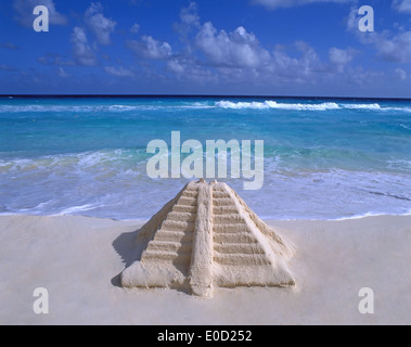 Pyramidenförmige Sandburg, Hotel Zone, Cancun, Halbinsel Yucatán, Bundesstaat Quintana Roo, Mexiko Stockfoto