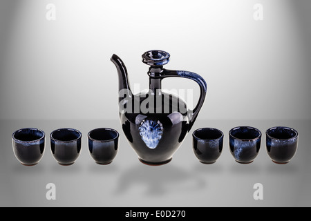 eine schwarze verzierten Teeservice isoliert auf weißem Hintergrund Stockfoto