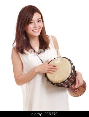 Asiatische Frau spielt eine afrikanische Handtrommel Stockfoto