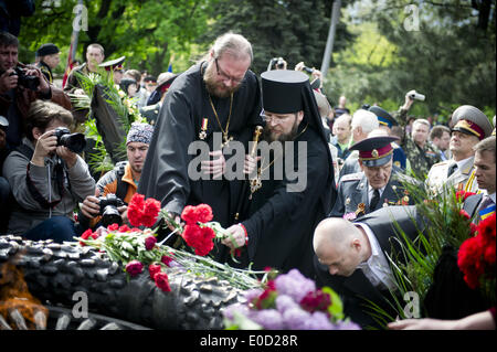 Odessa, Ukraine. 9. Mai 2014. Priester legen Blumen am Grab des unbekannten Soldaten während Victory Day Feierlichkeiten in Odessa, Ukraine, Freitag, 9. Mai 2014. Odessa wurde letzte Woche durch Zusammenstöße zwischen prorussischen Kräften und Unterstützer der Zentralregierung, die fast 50 Menschen tot verließ erschüttert. (Zacharie Scheurer) Bildnachweis: Zacharie Scheurer/NurPhoto/ZUMAPRESS.com/Alamy Live-Nachrichten Stockfoto