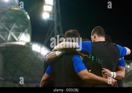 Melbourne, Victoria, Australien. 9. Mai 2014. Die Hurricanes diskutieren Spieltaktiken in 13 Vorrundenspiel zwischen der Melbourne Rebellen und Hurrikane während der australischen Super Rugby-Saison 2014 im AAMI Park. Bildnachweis: Tom Griffiths/ZUMA Wire/ZUMAPRESS.com/Alamy Live-Nachrichten Stockfoto